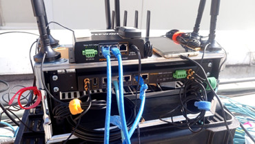 El MAX HD2 brinda una conectividad rápida en la carretera con módems celulares embebidos dobles y enlace de ancho de banda SpeedFusion, además de un conmutador GE de 4 puertos incorporado para reducir el ruido en implementaciones móviles.